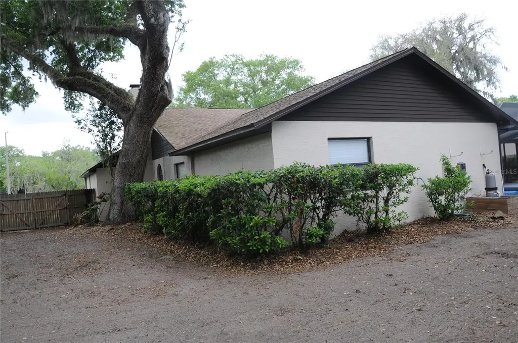 2106 Whitlock Place Dover FL 33527