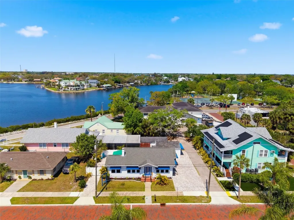 410 W Lemon Street Tarpon Springs FL 34689