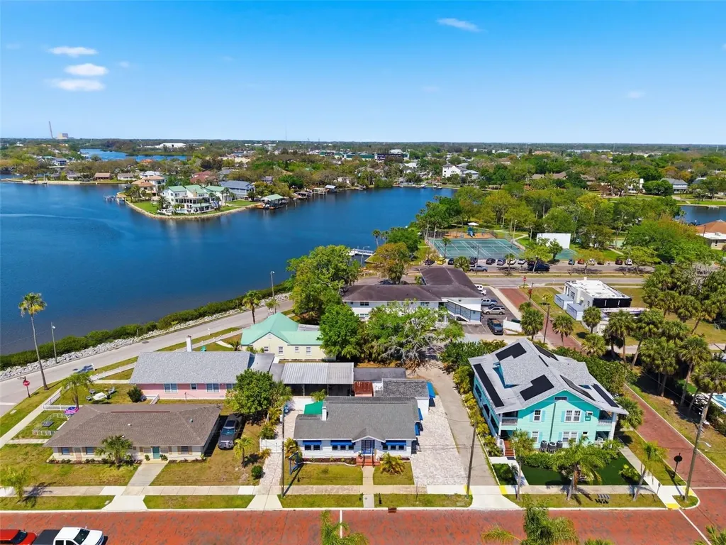 410 W Lemon Street Tarpon Springs FL 34689