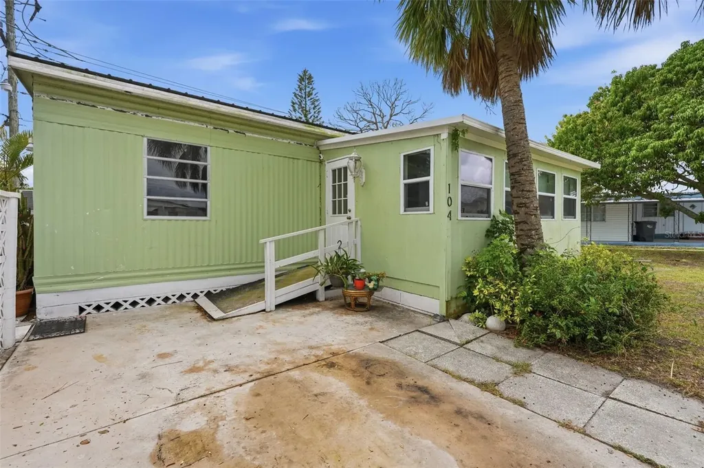 104 52nd Avenue Plaza W Bradenton FL 34207