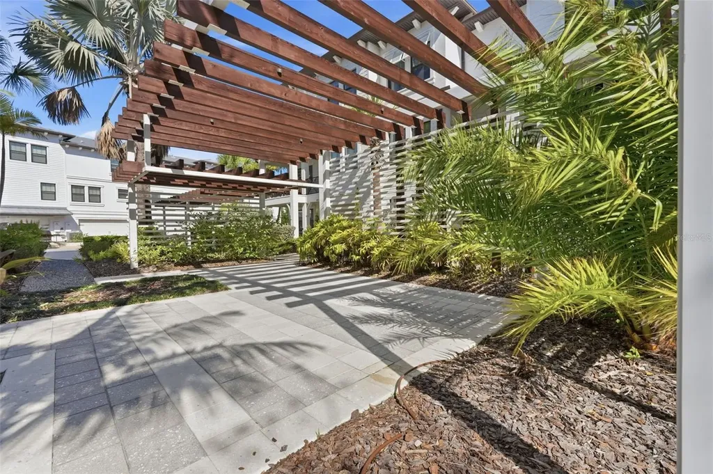 4921 W Paul Avenue Tampa FL 33611