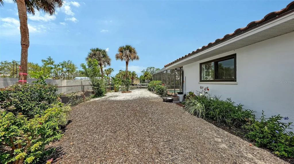 589 Commonwealth Lane Sarasota FL 34242