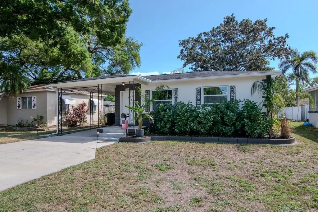 5132 Oxford Avenue N St Petersburg FL 33710