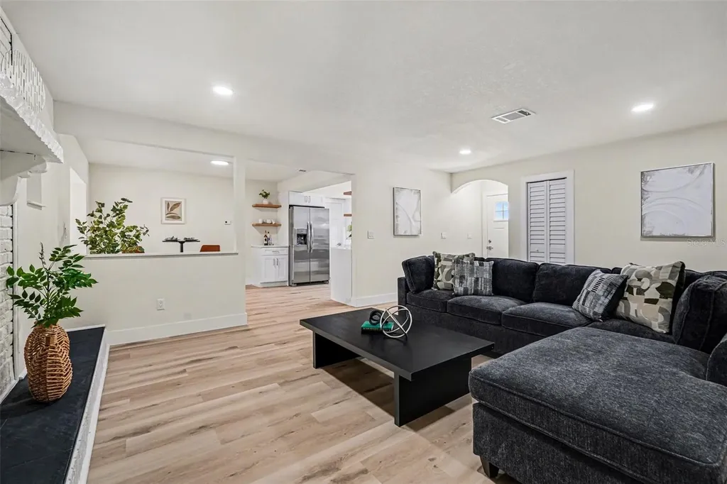 707 Queens Court Seffner FL 33584