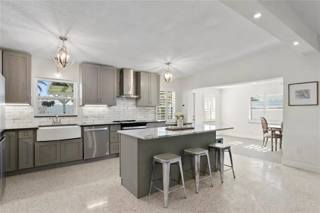 6931 Grande Vista Way S St Petersburg FL 33707