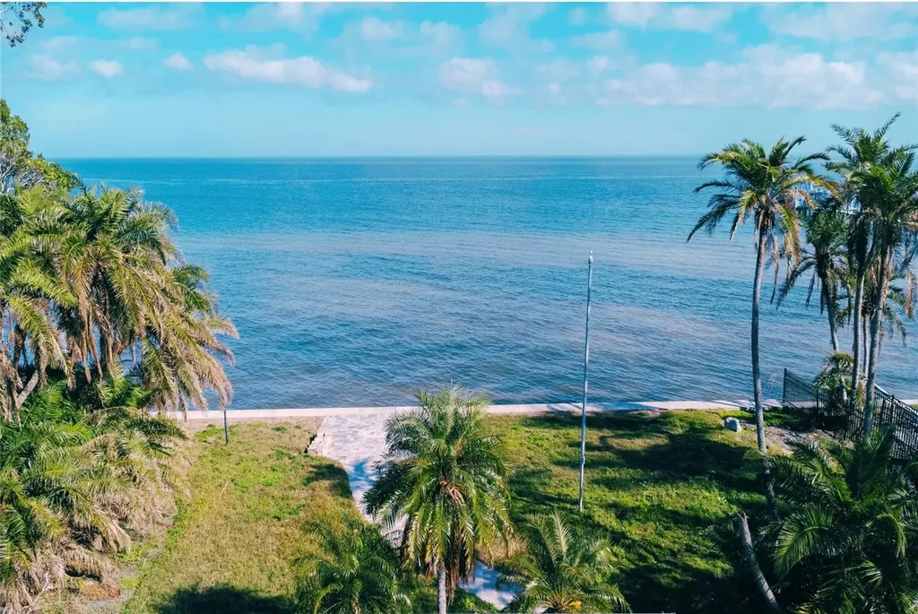 5926 Bahama Shores Drive S St Petersburg FL 33705