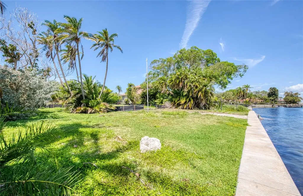 5926 Bahama Shores Drive S St Petersburg FL 33705