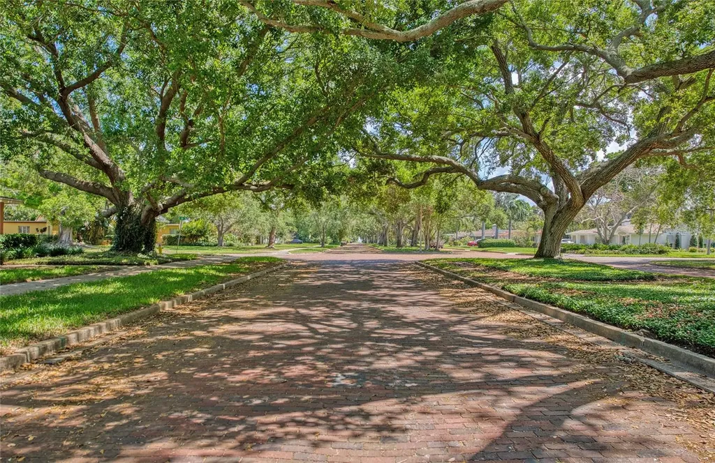 5926 Bahama Shores Drive S St Petersburg FL 33705