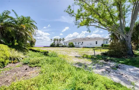 5926 Bahama Shores Drive S St Petersburg FL 33705