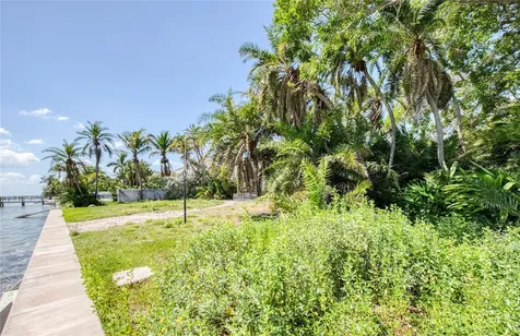 5926 Bahama Shores Drive S St Petersburg FL 33705