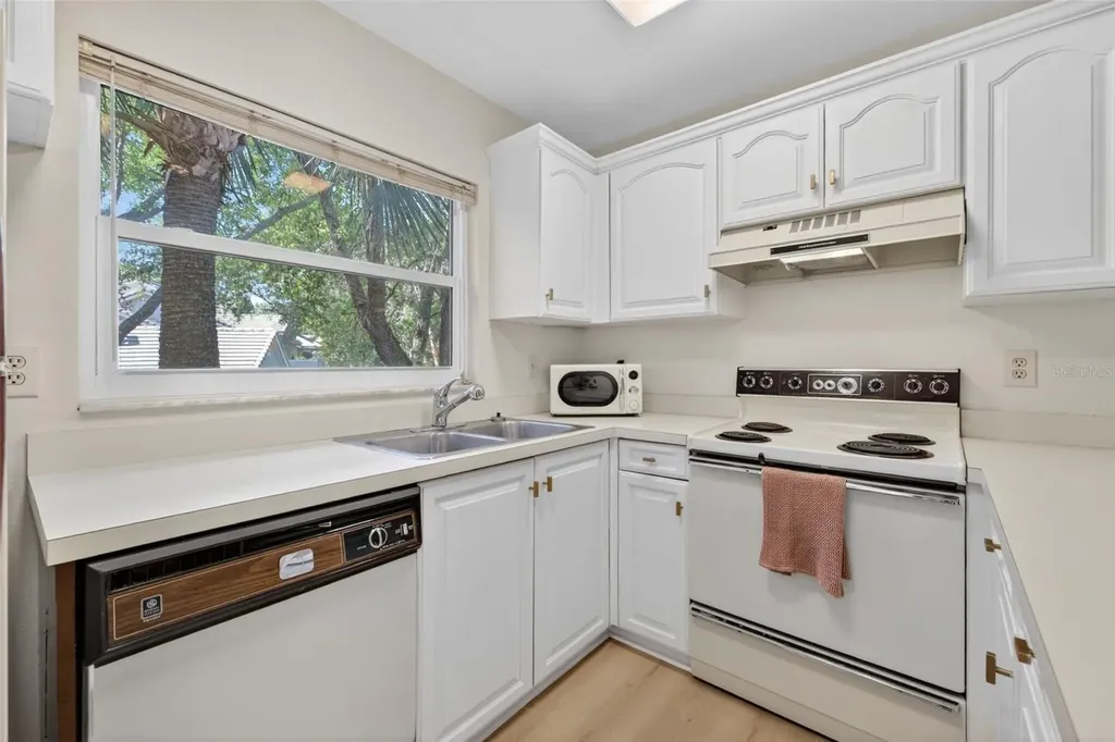 492 Santa Cruz Place NE St Petersburg FL 33703