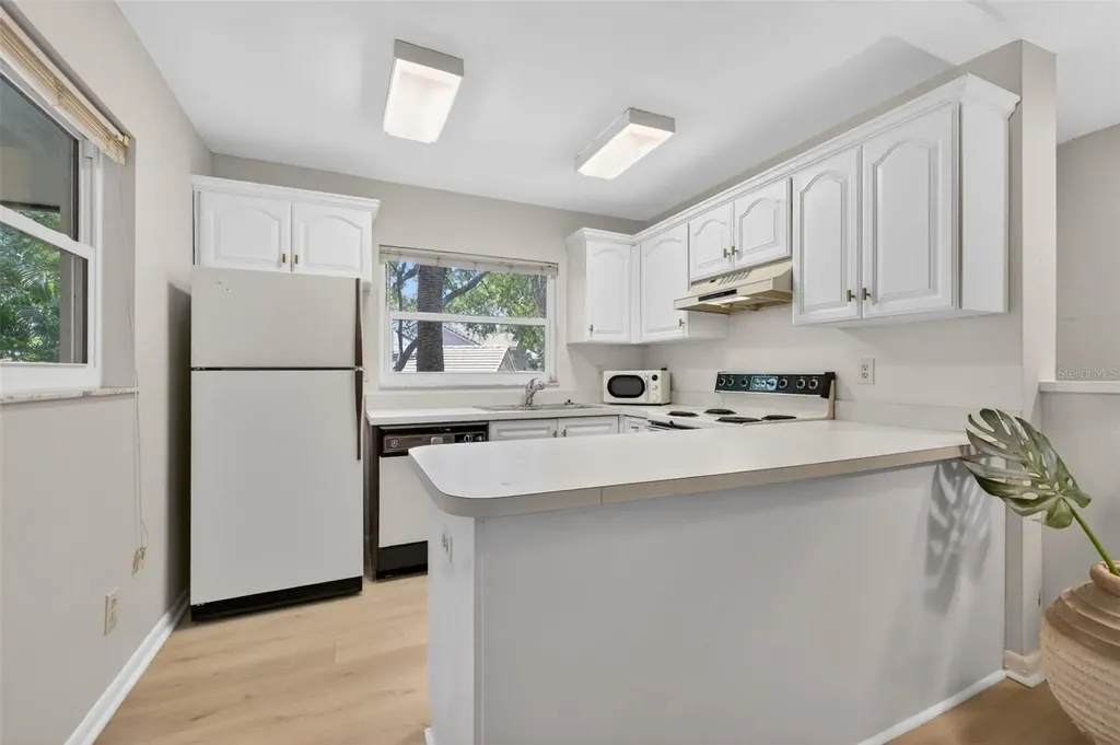 492 Santa Cruz Place NE St Petersburg FL 33703
