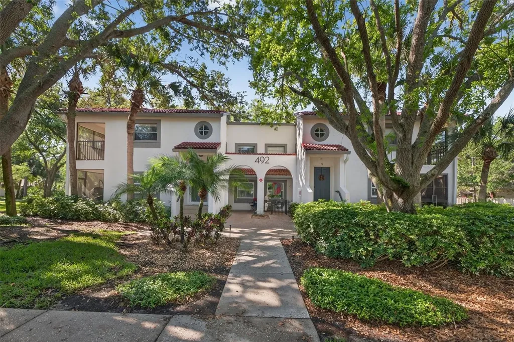 492 Santa Cruz Place NE St Petersburg FL 33703