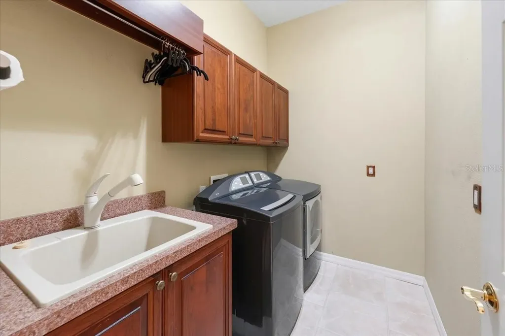 6914 Treymore Court Sarasota FL 34243