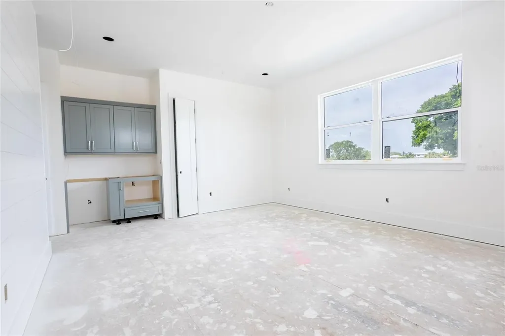 2071 Illinois Avenue NE St Petersburg FL 33703