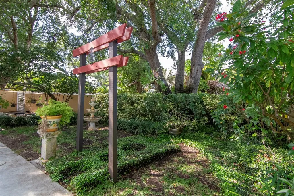 135 25th Avenue NE St Petersburg FL 33704