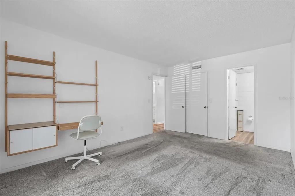 209 NE Lincoln Circle N St Petersburg FL 33702