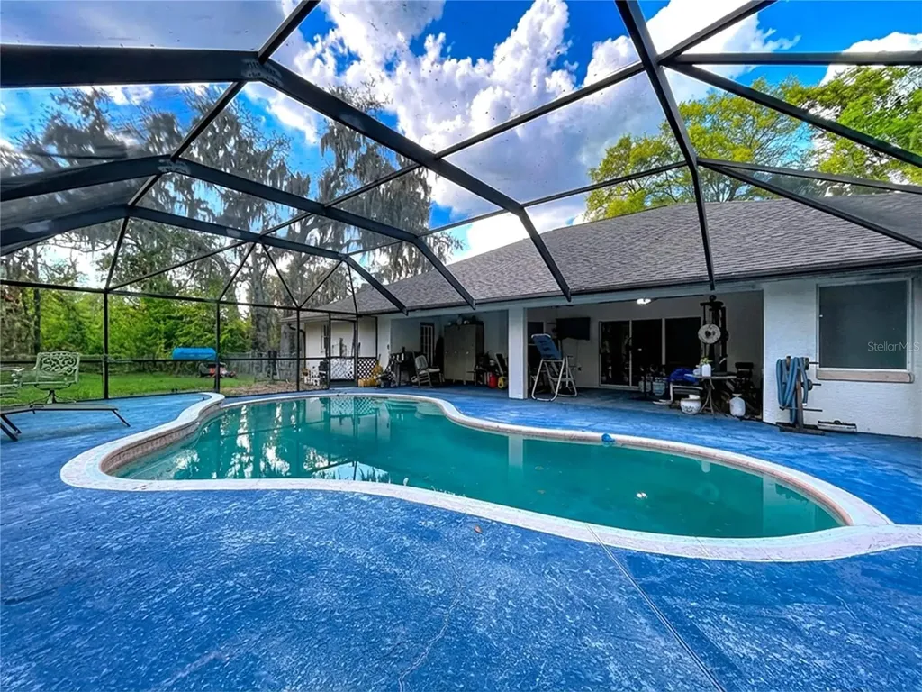 8402 Southwood Pines Street Lithia FL 33547