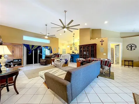 8402 Southwood Pines Street Lithia FL 33547