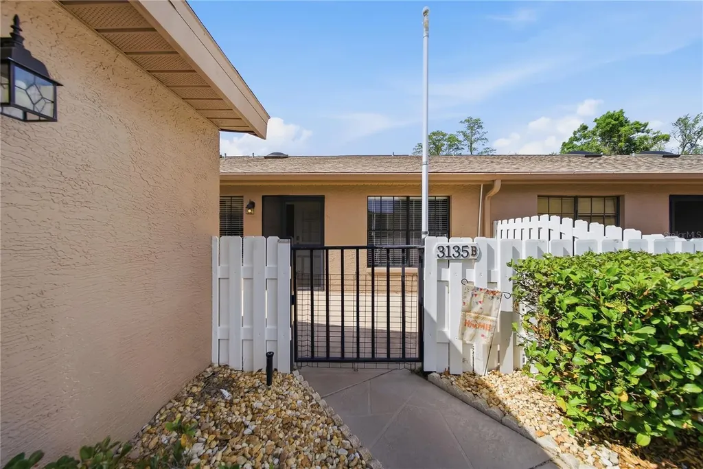 3135 Charter Club Drive Tarpon Springs FL 34688