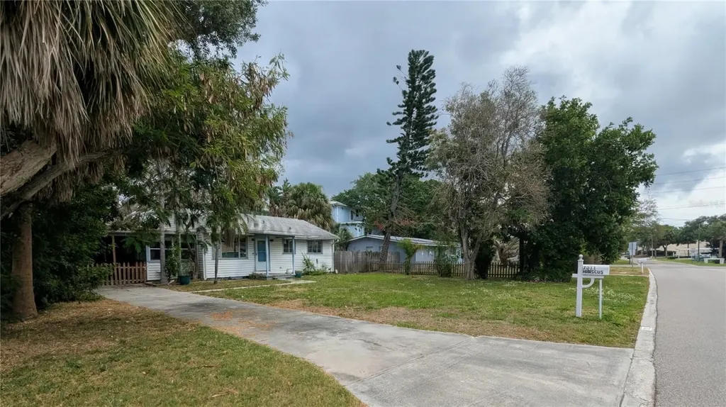 7001 & 7011 Hibiscus Avenue S South Pasadena FL 33707