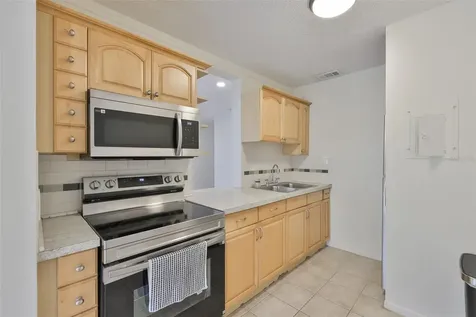 284 115th Avenue N St Petersburg FL 33716
