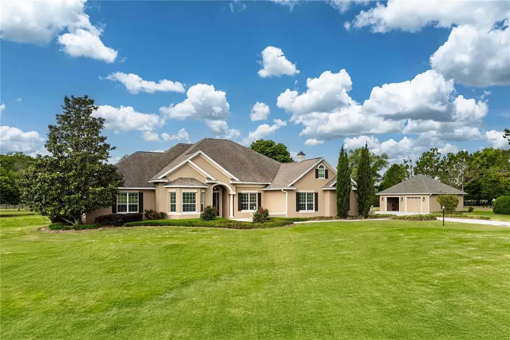 10517 NE 27th Street Oxford FL 34484