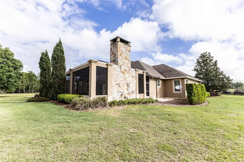 10517 NE 27th Street Oxford FL 34484