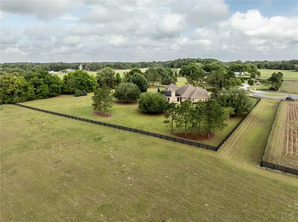 10517 NE 27th Street Oxford FL 34484