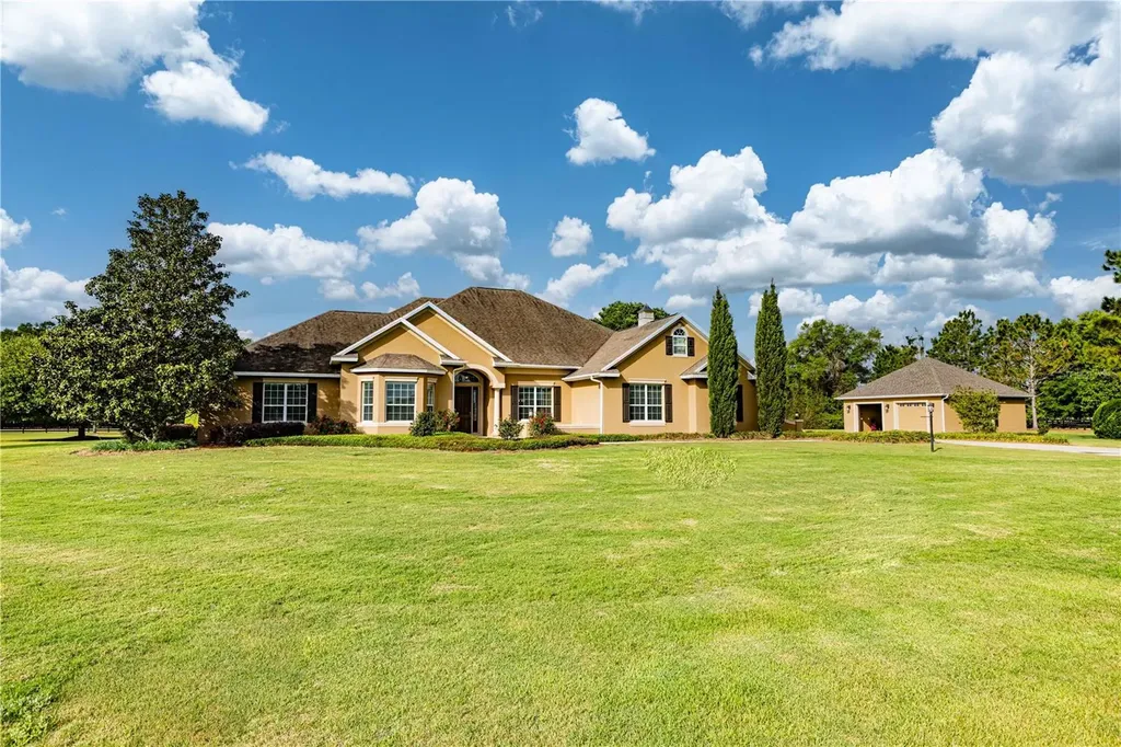 10517 NE 27th Street Oxford FL 34484