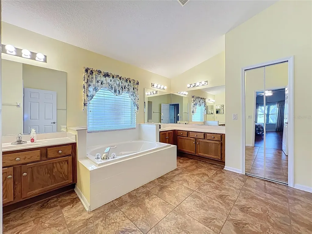 4822 Sawgrass Lake Circle Leesburg FL 34748