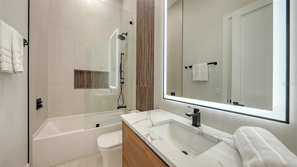 413 Island Circle Sarasota FL 34242