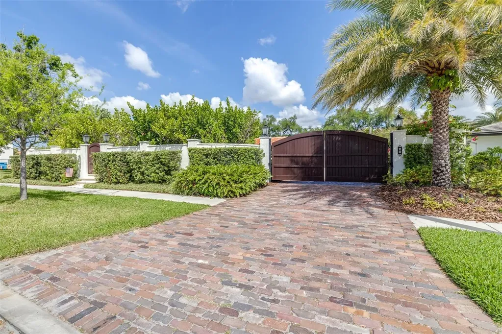 61 Ladoga Avenue Tampa FL 33606