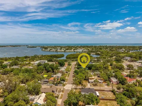 636 37th Avenue S St Petersburg FL 33705