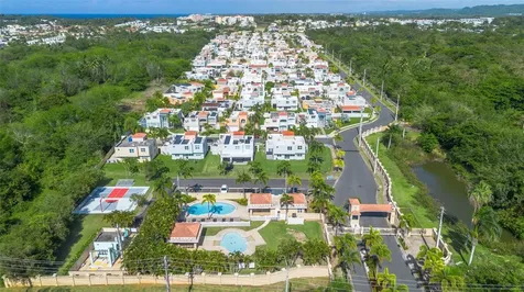 Estancias De Cerro Grodo Calle Plaza Fabian Vega Alta PR 00692