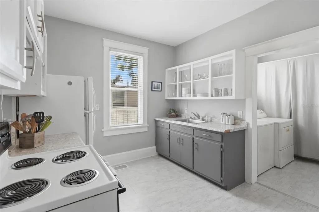 318 N Colonial Court Deland FL 32720