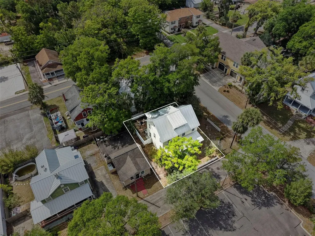 318 N Colonial Court Deland FL 32720