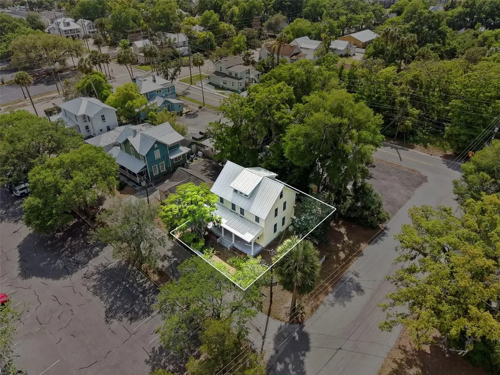 318 N Colonial Court Deland FL 32720