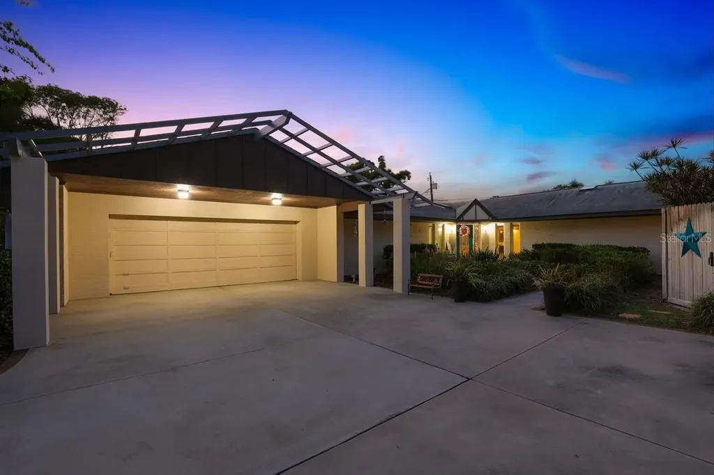 8233 Forest Circle Seminole FL 33776