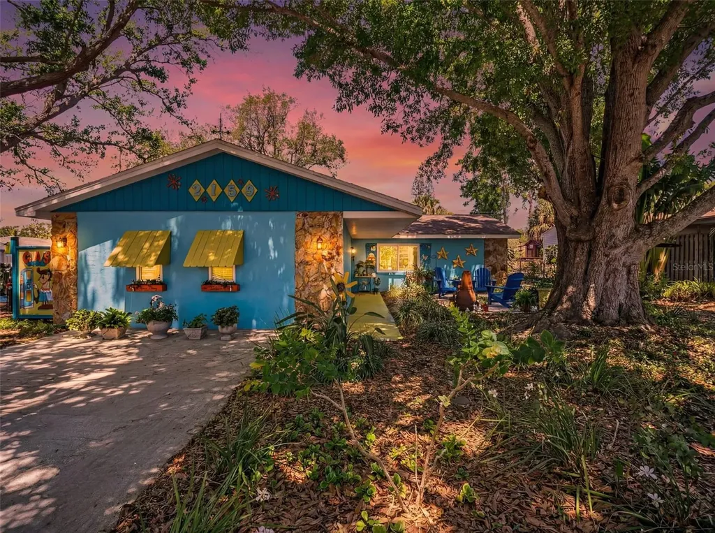 2159 Barcelona Way S St Petersburg FL 33712