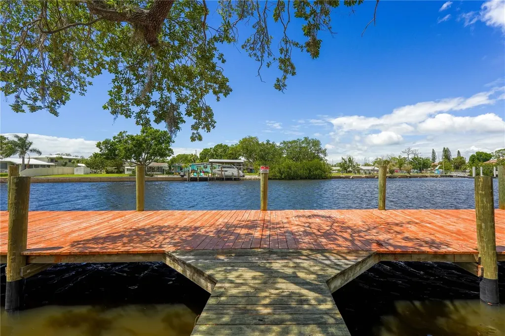 102 Dickman Drive SW Ruskin FL 33570