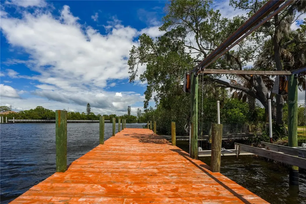 102 Dickman Drive SW Ruskin FL 33570