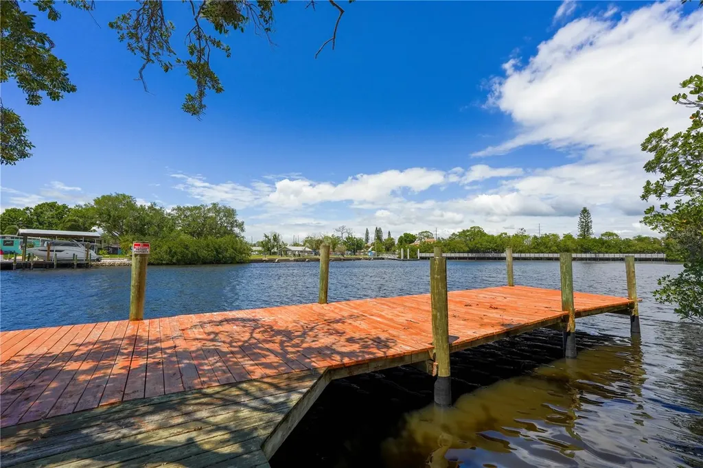 102 Dickman Drive SW Ruskin FL 33570