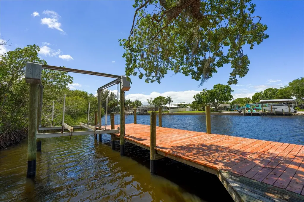 102 Dickman Drive SW Ruskin FL 33570