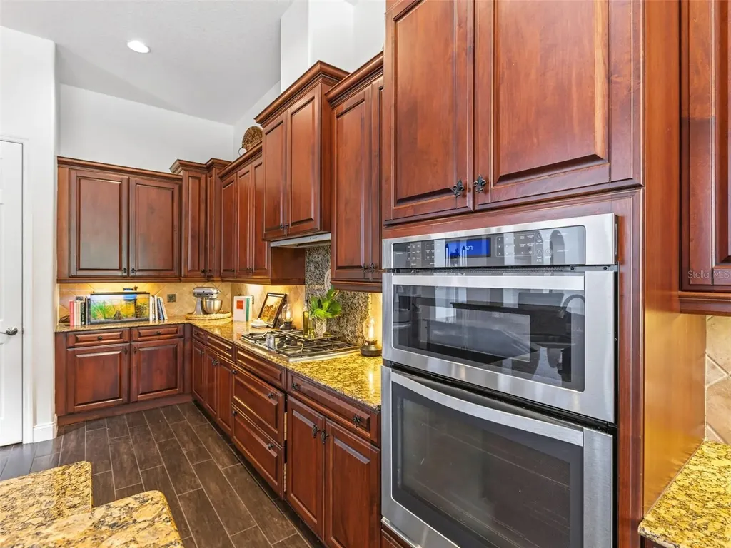 6121 Avocetridge Drive Lithia FL 33547