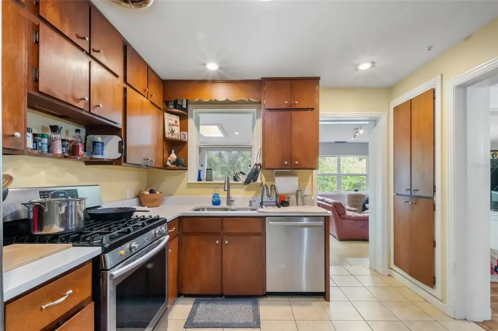 2034 NW 8th Place Gainesville FL 32603