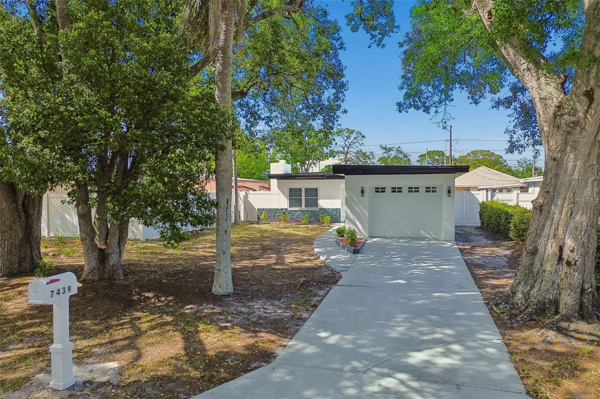 7439 37th Avenue N St Petersburg FL 33710