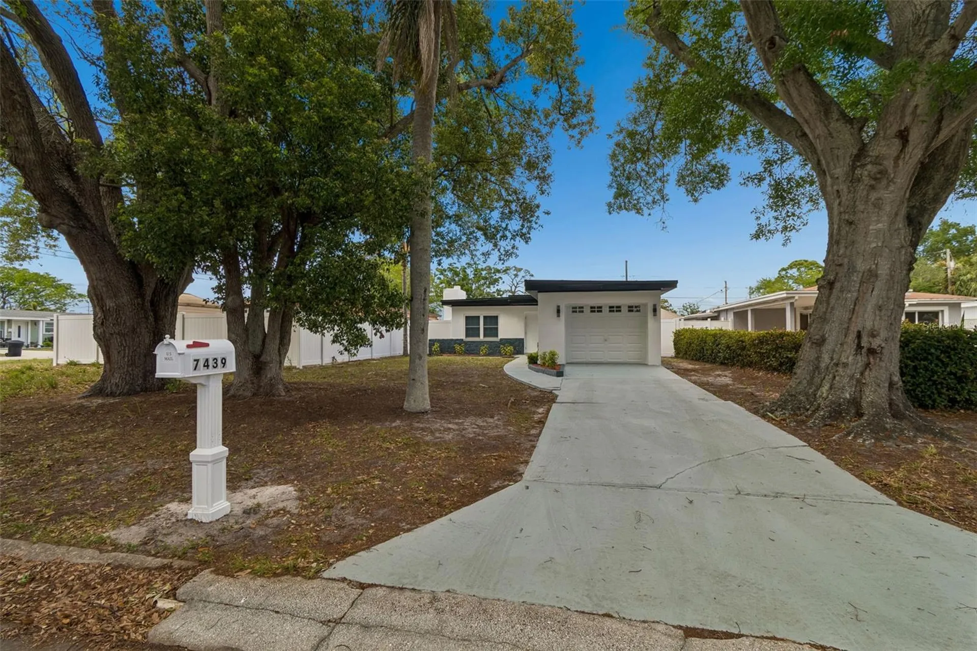 7439 37th Avenue N St Petersburg FL 33710
