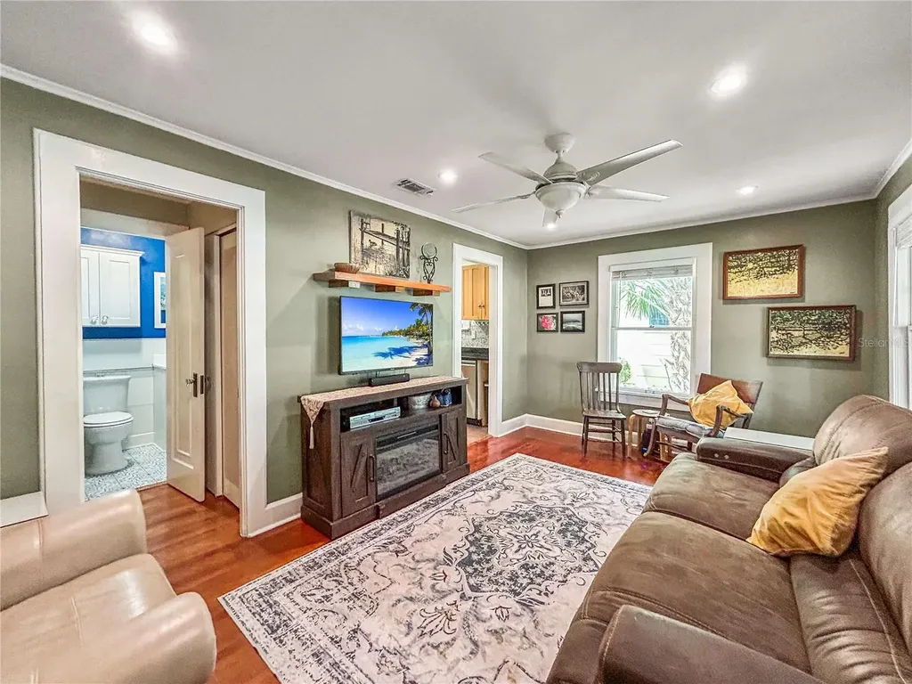 226 21st Avenue N St Petersburg FL 33704