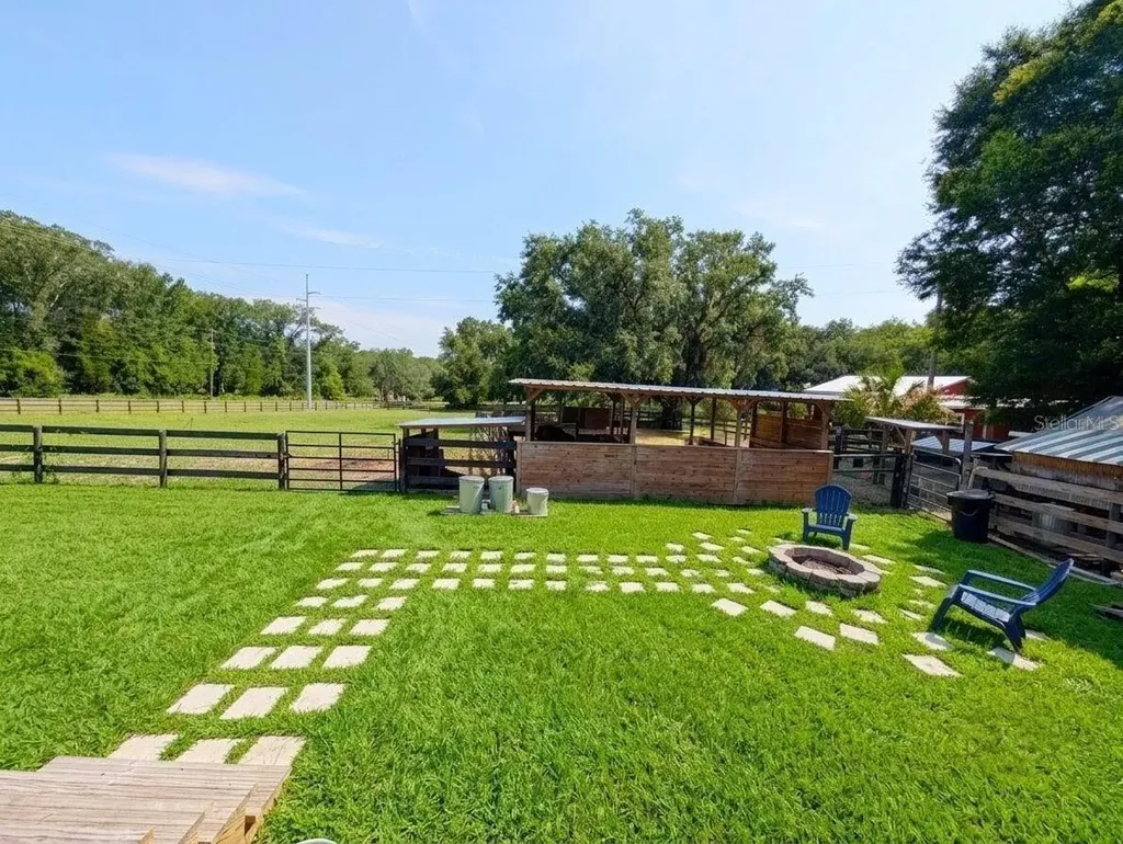 15243 S Highway 25 Weirsdale FL 32195